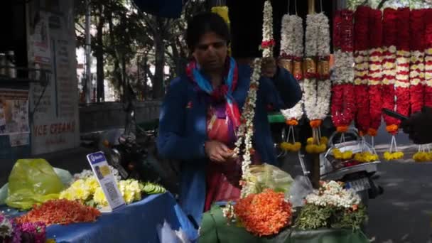 Bangalore India February 2023 Indian Woman Measures Sells Crossandra Jasmine — Stock video