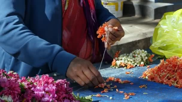 Detailní Záběr Hinduistické Ženy Jak Dělá Rudou Křížovku Rukama Květinářství — Stock video