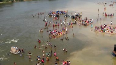 Vijayanagara, Hindistan-7 Şubat 2023: Hindistan 'da Hindistan dini festivali sırasında büyük bir nehirde yıkanan kalabalık görülüyor