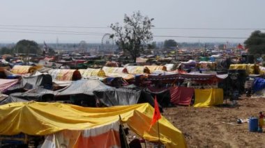 Vijayanagara, Hindistan-7 Şubat 2023: Hindu dini festivali sırasında tarlalarda çok sayıda çadır ya da barınak kurulmasına geniş bir bakış açısı
