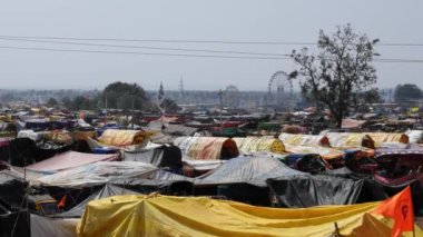 Hindu dini festivalinin kutlamaları sırasında tarlalara çok sayıda çadır ya da barınak kurulduğuna dair geniş bir bakış açısı