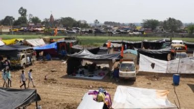 Vijayanagara, Hindistan-7 Şubat 2023: Hindu dini festivali sırasında tarlalarda çok sayıda çadır veya barınak kurulduğuna dair panoramik manzara