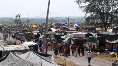Vijayanagara, Hindistan-7 Şubat 2023: Güneşli bir günde kalabalık Hindu dini fuarına ve tarım arazilerindeki barınaklara bir göz atmak