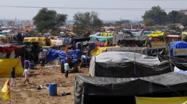 Vijayanagara, Hindistan-7 Şubat 2023: Hindu dini festivali sırasında tarlalarda çok sayıda çadır ya da barınak kurulmasına geniş bir bakış açısı