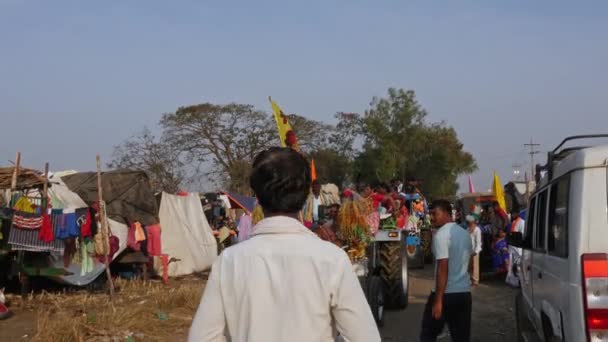 インド ヴィジャヤナガラ2023年2月7日 ヒンドゥ教の宗教祭のためにトラクターで到着した男女の閉鎖 — ストック動画