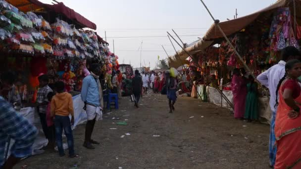 インド ヴィジャヤナガラ2023年2月7日 ヒンドゥ教の宗教祭の期間中に人々が買い物をする屋台やお店の風景 — ストック動画