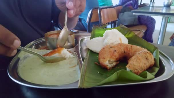 Close Man Eating Idly Vada Placed Banyan Leaf Plate South — Vídeo de Stock