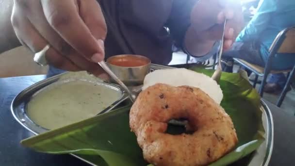 Close Man Eating Idly Vada Placed Banyan Leaf Plate South — Vídeo de stock