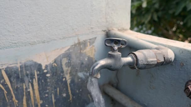 Close Uma Mão Desligando Torneira Água Fora Banheiro Casa — Vídeo de Stock