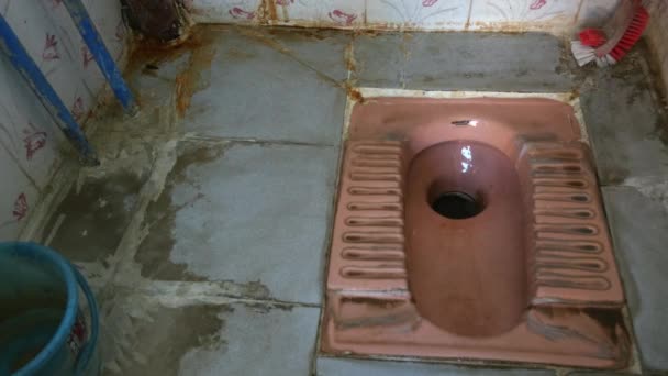 Ein Genauer Blick Auf Eine Schmutzige Toilette Indischen Stil Oder — Stockvideo