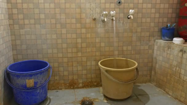 View Filling Water Bucket Bathroom Bathing — Vídeo de Stock