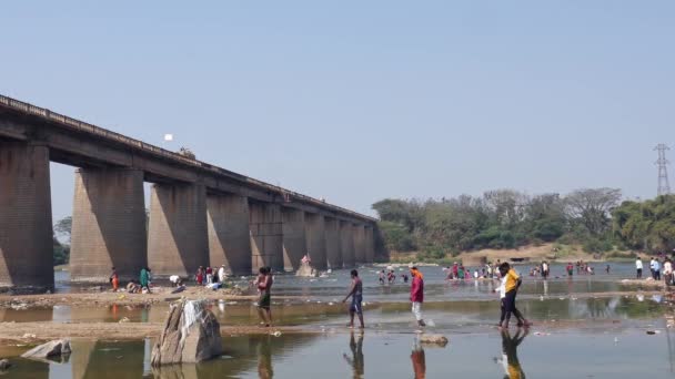Vijayanagara India February 2023 Video Indian People Bathing River Bridge — стоковое видео