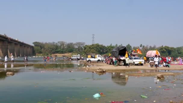 Vijayanagara Indien Februar 2023 Panoramisk Video Indianere Badning Floden Nær – Stock-video