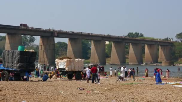 Vijayanagara India February 2023 Video Indian People Bathing River Bridge — Videoclip de stoc