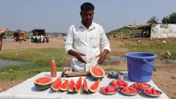 Vijayanagara India February 2023 Closeup Indian Seller Cutting Watermelon Customer — Videoclip de stoc