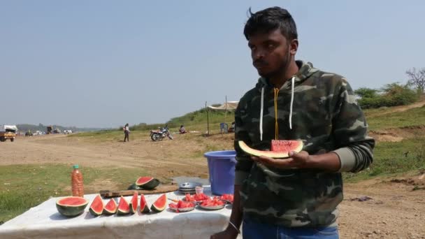 Vijayanagara India Február 2023 Egy Vásárló Dinnyét Eszik Kiköpi Magokat — Stock videók