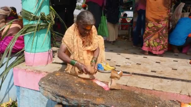 Vijayanagara India February 2023 Elderly Indian Woman Breaks Coconut Her — Αρχείο Βίντεο