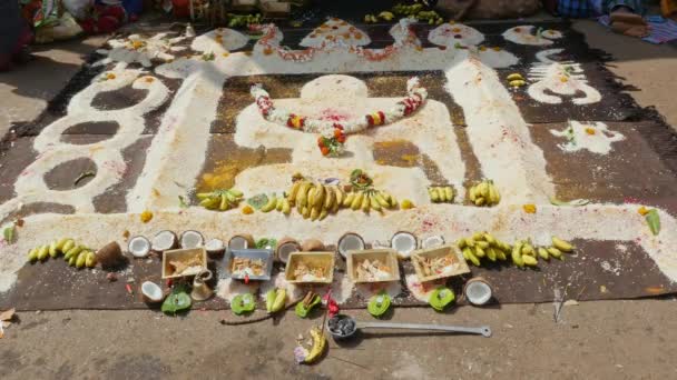 Över Shivalinga Konst Som Skapats Med Ris Enligt Hinduiska Ritualer — Stockvideo