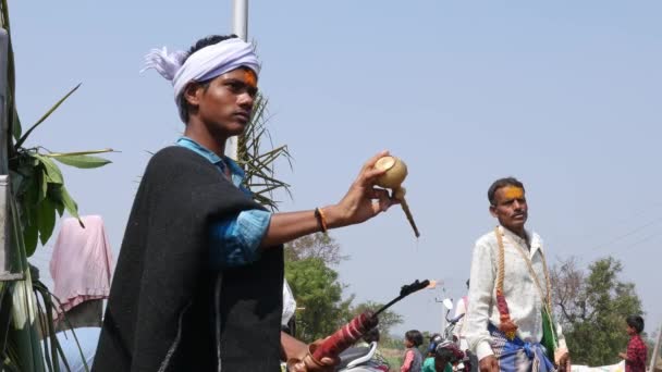 Виджаянагара Индия 2023 Крупный План Мальчика Одеяле Зажигает Лампу Очистить — стоковое видео