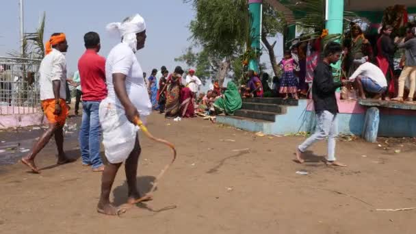 インド ヴィジャヤナガラ2023年2月5日 ヒンズー教の祭りの最中に寺院で罪の鞭で自分自身を罰する — ストック動画