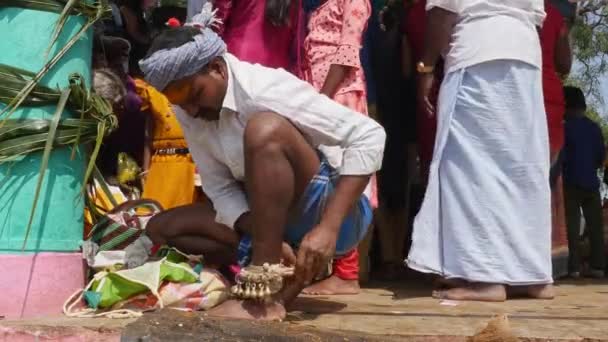 インド ヴィジャヤナガラ2023年2月5日 ヒンドゥー宗教祭の際に足にアンクレットやジングルをつけた男 — ストック動画