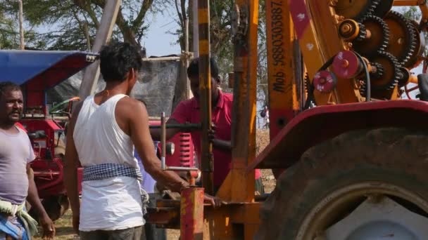 Vijayanagara India February 2023 Video Experts Using Pipe Lifting Machine — Stock Video