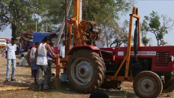 Vijayanagara India February 2023 전문가들 파이프들어올리기를 사용하여 마을을 수리하고 서비스하는 — 비디오