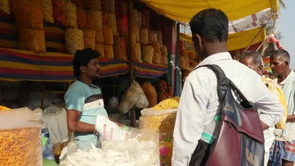 인도의 비자야 나가라 2023 고객들 장에서 스낵을 구매하는 목격되었다 — 비디오