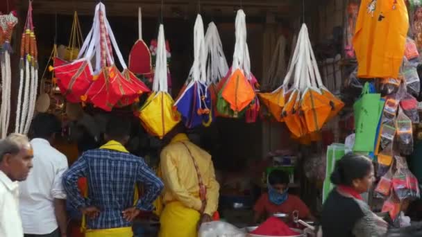 2023年2月5日 印度维贾亚那加拉 在阳光灿烂的日子里 人们看到顾客们在节日期间购买环保布袋 — 图库视频影像