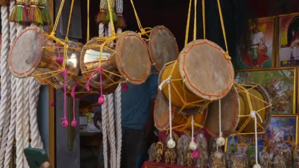 Виджаянагара Индия Февраля 2023 Года Мощные Барабаны Дамру Продаются Магазине — стоковое видео