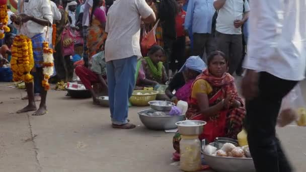 Vijayanagara India February 2023 Video Women Selling Snack Packets Festival — стоковое видео