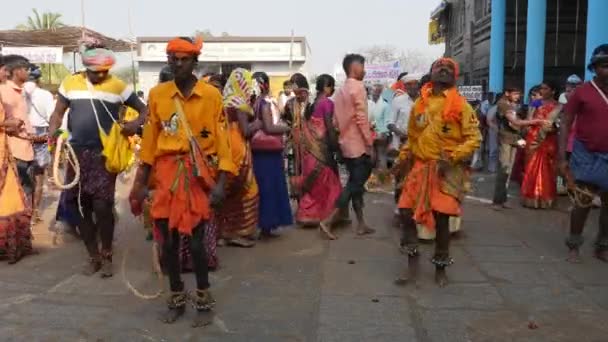 Vijayanagara Indie Února 2023 Muži Kostýmech Trestají Bičem Při Tanci — Stock video