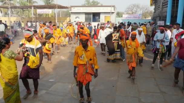 Vijayanagara Indie Února 2023 Muži Kostýmech Trestají Bičem Při Tanci — Stock video