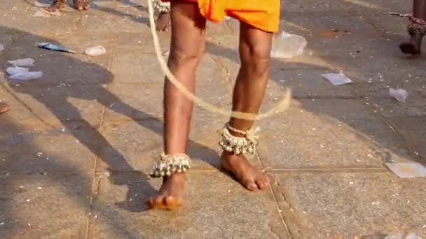 Hindistan Dini Festivali Sırasında Bileklik Takan Şakıyarak Tapınakta Dans Eden — Stok video