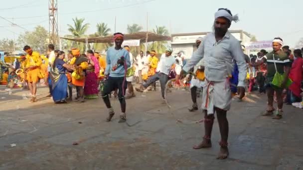 Vijayanagara India February 2023 Muži Trestají Bičem Při Tanci Chrámu — Stock video