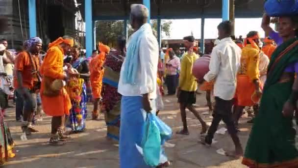 Vijayanagara Indie Února 2023 Muži Kostýmu Bičem Tančí Uprostřed Davu — Stock video