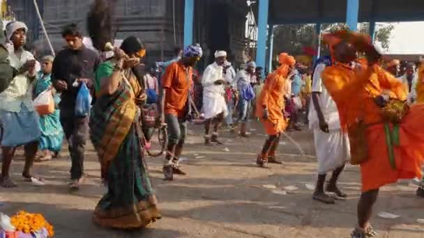 2023年2月5日 印度维贾亚纳加拉 在印度宗教节日结束后 身穿服装 头戴鞭子的女人在寺庙的人群中跳舞 — 图库视频影像