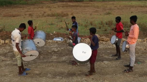 Vijayanagara India Febrero 2023 Equipo Niños Pequeños Tocando Batería Percusión — Vídeos de Stock