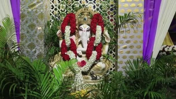 Closeup Indian Mythological Elephant God Lord Ganesha Idol Decorated Garlands — Αρχείο Βίντεο