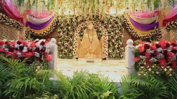 View Sai Ram Sai Baba Idol Amidst Floral Decoration Religious — Stockvideo
