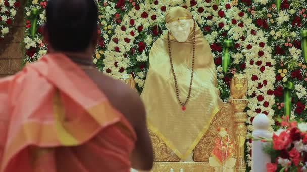 Closeup Video Sai Ram Sai Baba Idol Being Worshipped Arti — Stockvideo