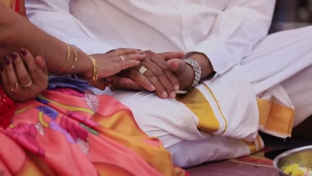 Close Indian Couple Holding Hands Hindu Ritual Religious Event — Stockvideo