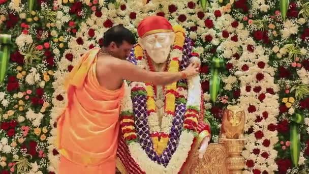 Tumkur India July 2022 Closeup Priest Putting Flower Garlands Sai — Stockvideo