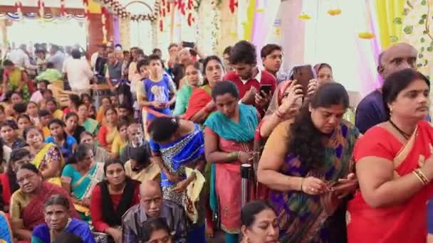 Tumkur Intia Heinäkuu 2022 Aikaviive Video Omistautuneista Jonossa Odottamassa Jumalan — kuvapankkivideo