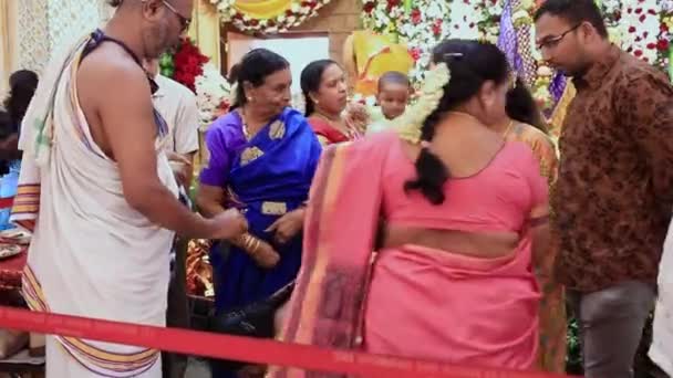 Tumkur India July 2022 Video Men Women Bowing Receive Priestly — Stockvideo