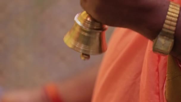 Tumkur Indien Juli 2022 Närbild Prästen Ringer Klocka Och Gör — Stockvideo