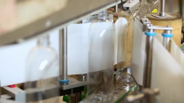 Närbild Plastflaskor Som Märkts Märkningsmaskin Inne Tvål Och Tvättmedelsfabriken — Stockvideo