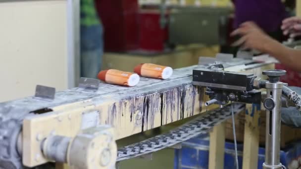Closeup Talcum Powder Bottles Moving Conveyor Belt Sealing Production — Vídeo de Stock