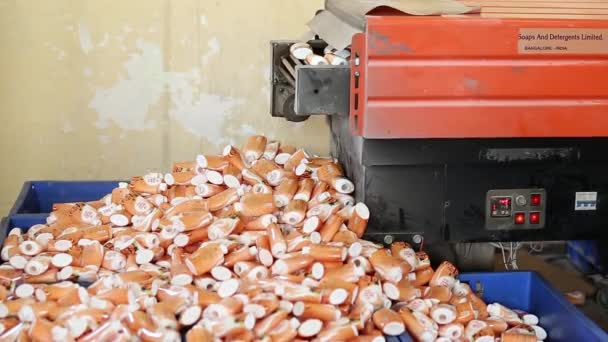 Pohled Hromadu Plastových Lahví Laminátový Stroj Továrně Pudr Při Výrobě — Stock video