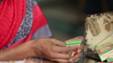 Bangalore, Hindistan-6 Nisan 2016: Sabun üretimi ve dağıtımı sırasında sabun kutularına sabun paketleyen kadın ellerinin kapatılması